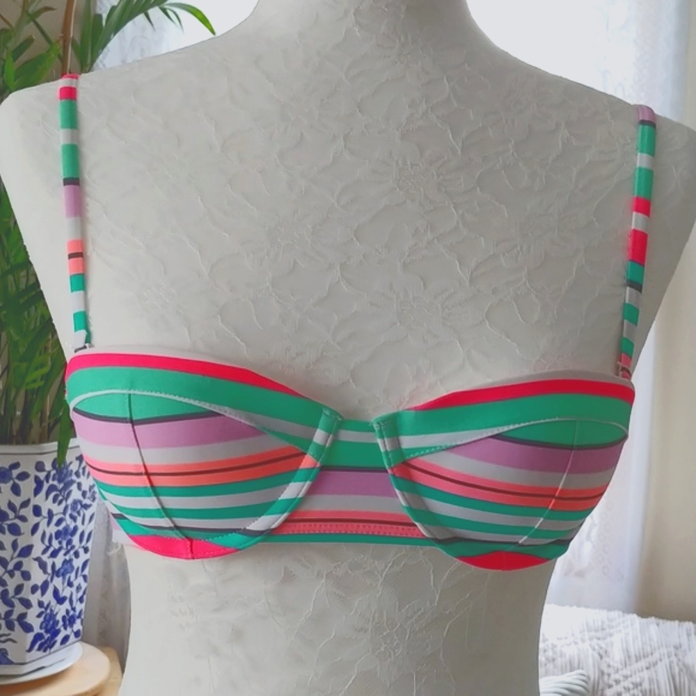 NWOT OLD NAVY BIKINI TOP. SIZE XS. MULTI COLORS.